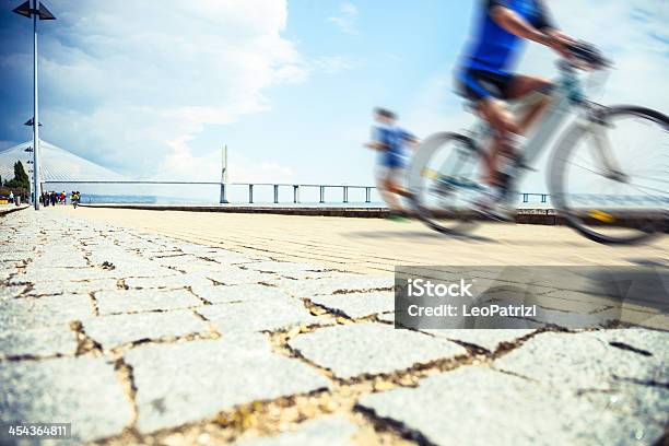 Foto de Cidade De Jogging E Ciclismo e mais fotos de stock de Bicicleta - Bicicleta, Ciclismo, Cidade