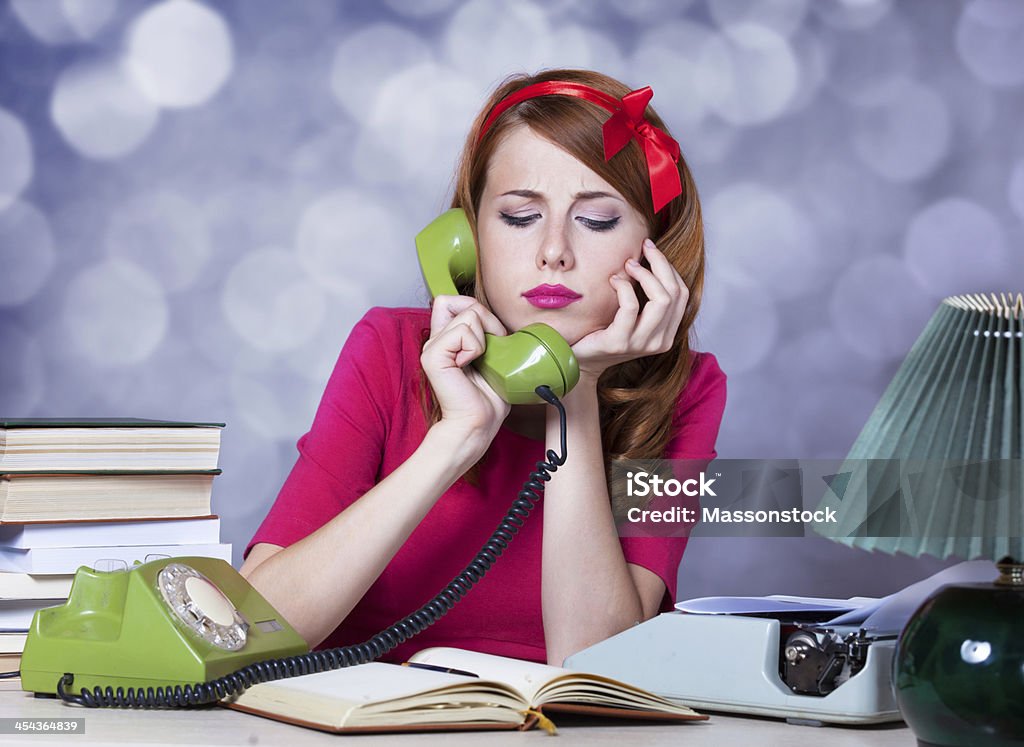 Mujer en máquina de escribir por teléfono - Foto de stock de Mujeres libre de derechos