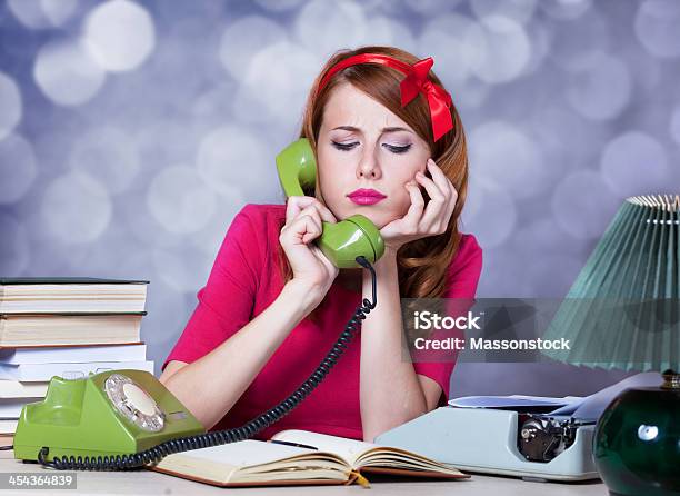 Donna In Macchina Da Scrivere Sul Telefono - Fotografie stock e altre immagini di Donne - Donne, Ufficio, Adulto