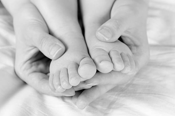 赤ちゃんの足 - human foot baby black and white newborn ストックフォトと画像