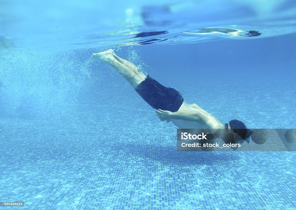 Nuoto in piscina - Foto stock royalty-free di 25-29 anni