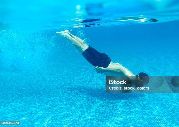 Nuoto In Piscina - Fotografie stock e altre immagini di 25-29 anni - 25-29 anni, Acqua, Adulto