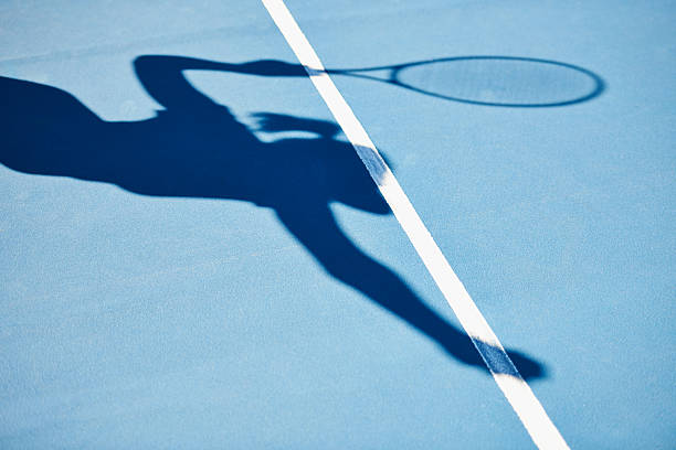 der schatten eines gewinner - tennis serving female playing stock-fotos und bilder