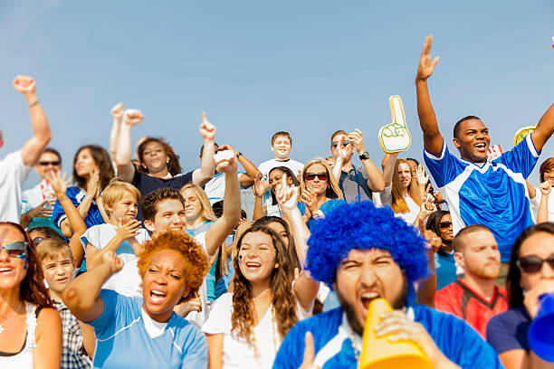 스포츠: 팬수 치어 자신의 팀을 위한 지역 스포츠 이벤트 중. - soccer fan sport cheering 뉴스 사진 이미지