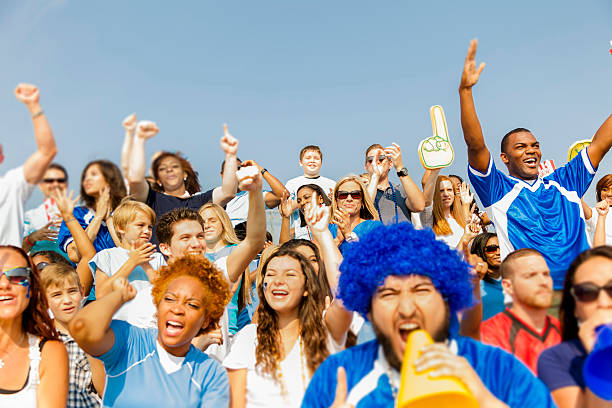 esportes: fãs torcer para seu time durante os eventos esportivos. - sport crowd fan stadium - fotografias e filmes do acervo