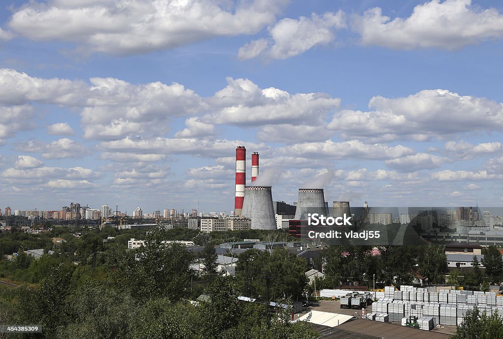 Трубы угля Сжигая электростанция. Москва, Россия - Стоковые фото Башня роялти-фри