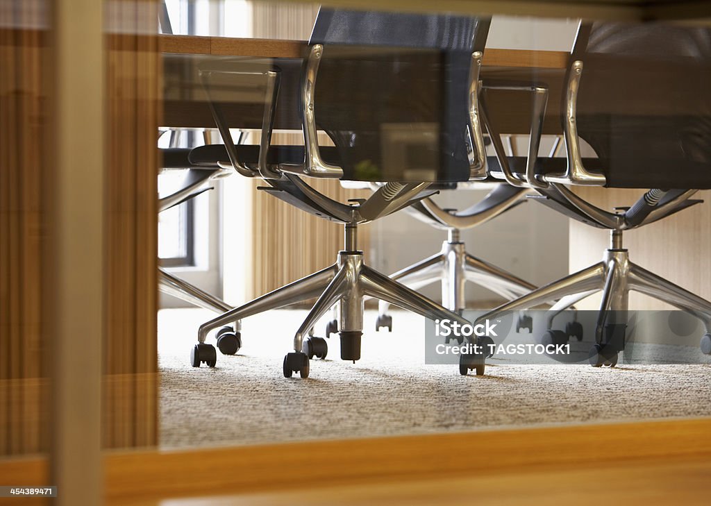 Close-Up di ufficio sedie, tavolo da conferenza - Foto stock royalty-free di Affari