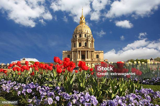 Ciudad De París De Los Inválidos En La Primavera Famosa Atracción Francia Foto de stock y más banco de imágenes de Amarillo - Color