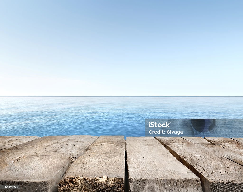 Синее море и деревянный Пирс - Стоковые фото Море роялти-фри