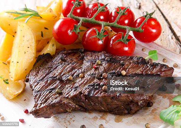 Deliziosa Bistecca Di Manzo - Fotografie stock e altre immagini di Carne - Carne, Abbrustolito, Al sangue