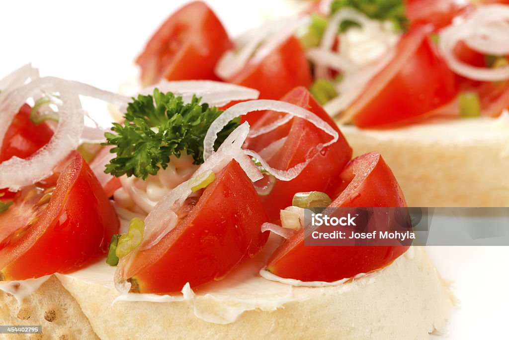 Sándwiches abiertos con tomates, cebollas - Foto de stock de Alimento libre de derechos