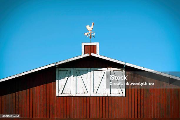 Красный Barn — стоковые фотографии и другие картинки Ферма - Ферма, Флюгер, Амбар