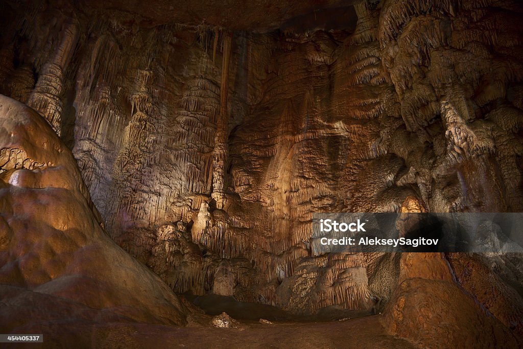 Colunas de pedra em uma caverna - Foto de stock de Antigo royalty-free