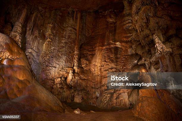 Foto de Colunas De Pedra Em Uma Caverna e mais fotos de stock de Antigo - Antigo, Arcaico, Beleza natural - Natureza