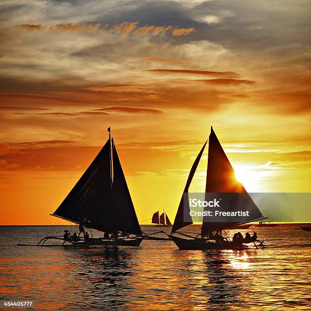 Navegación En La Puesta De Sol Foto de stock y más banco de imágenes de Actividad - Actividad, Agua, Aire libre