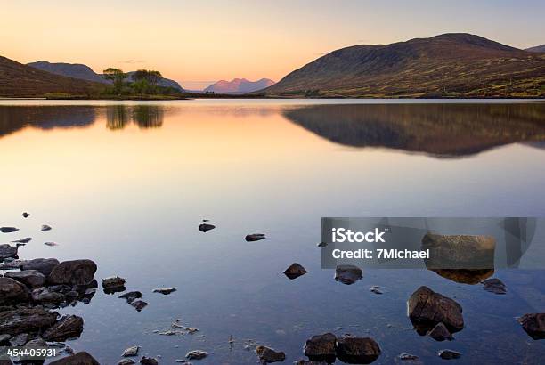 Loch Droma Garve Highlands En Escocia Sunrise Foto de stock y más banco de imágenes de Agua - Agua, Aire libre, Ambiente atmosférico