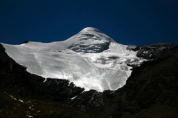 iceberg real - amadablam fotografías e imágenes de stock