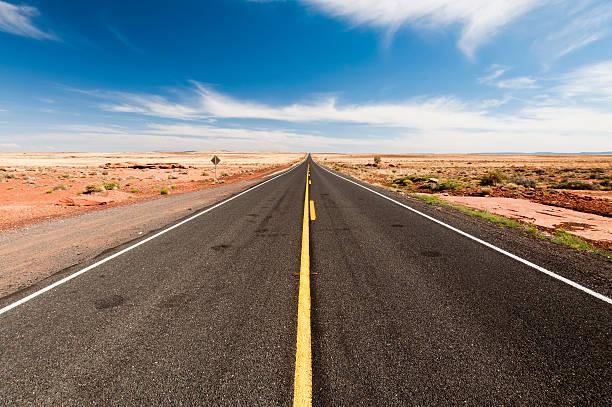 国 highway - desert road road highway california ストックフォトと画像