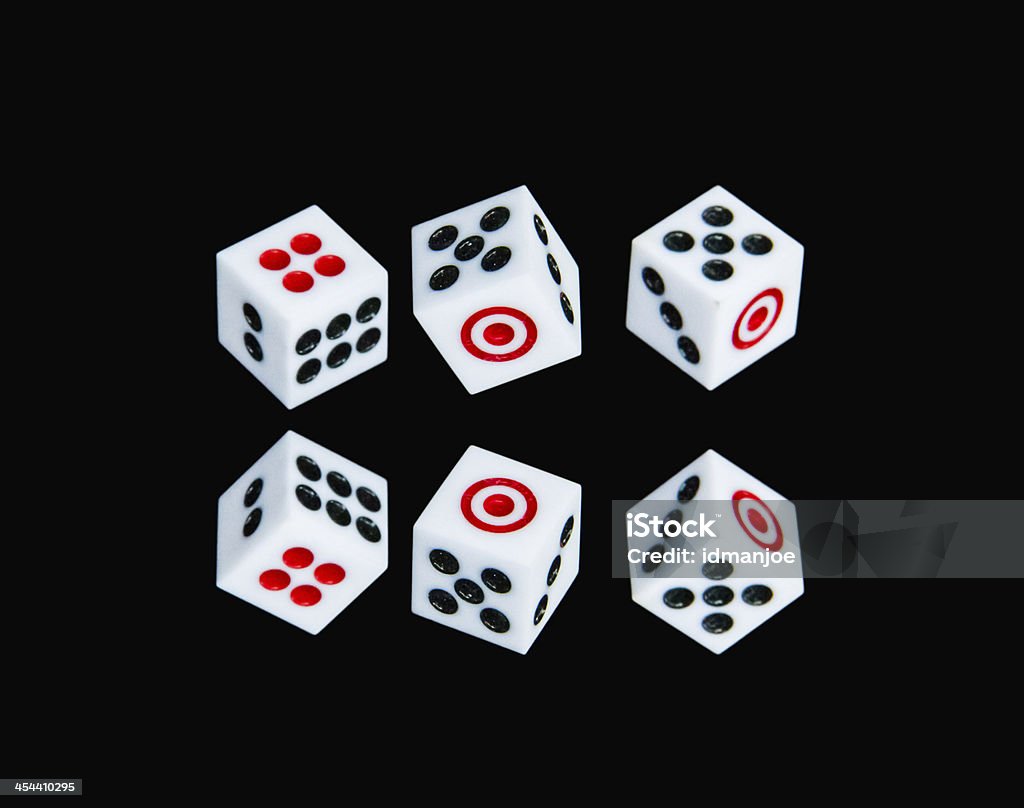 6 dices に黒色の背景 - インターネットのロイヤリティフリーストックフォト