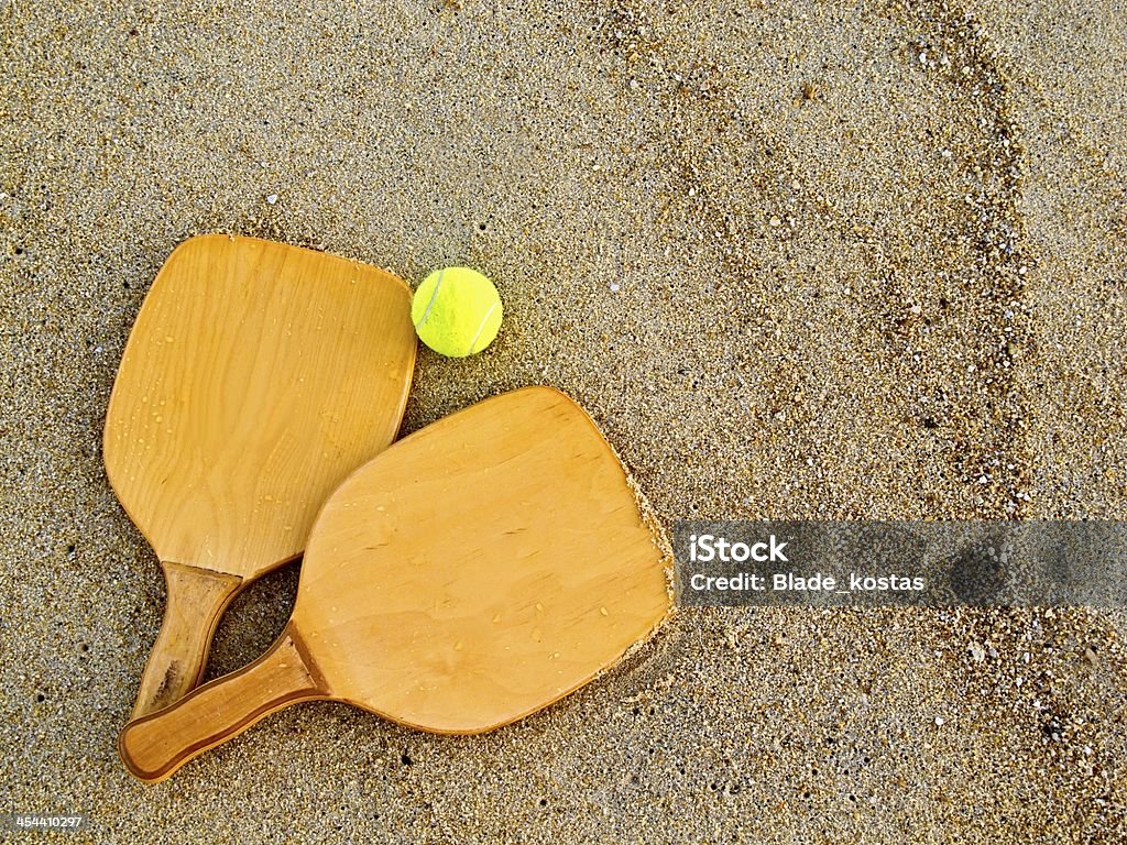 Playa su disposición raquetas y pelotas - Foto de stock de Playa libre de derechos