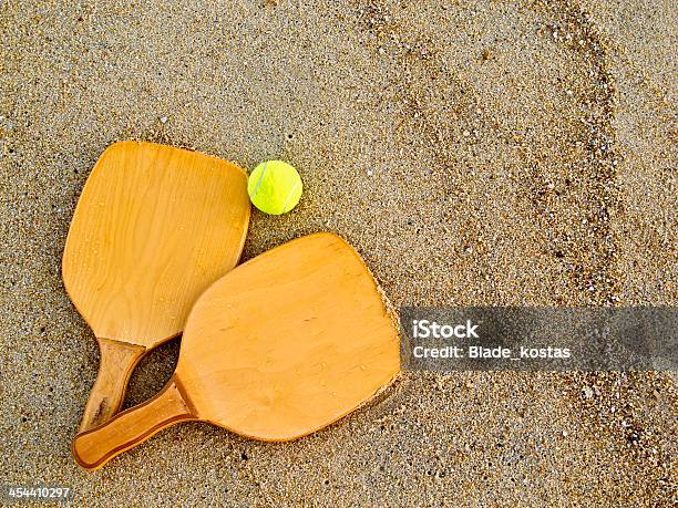 Playa Su Disposición Raquetas Y Pelotas Foto de stock y más banco de imágenes de Playa - Playa, Raqueta, Raqueta de tenis