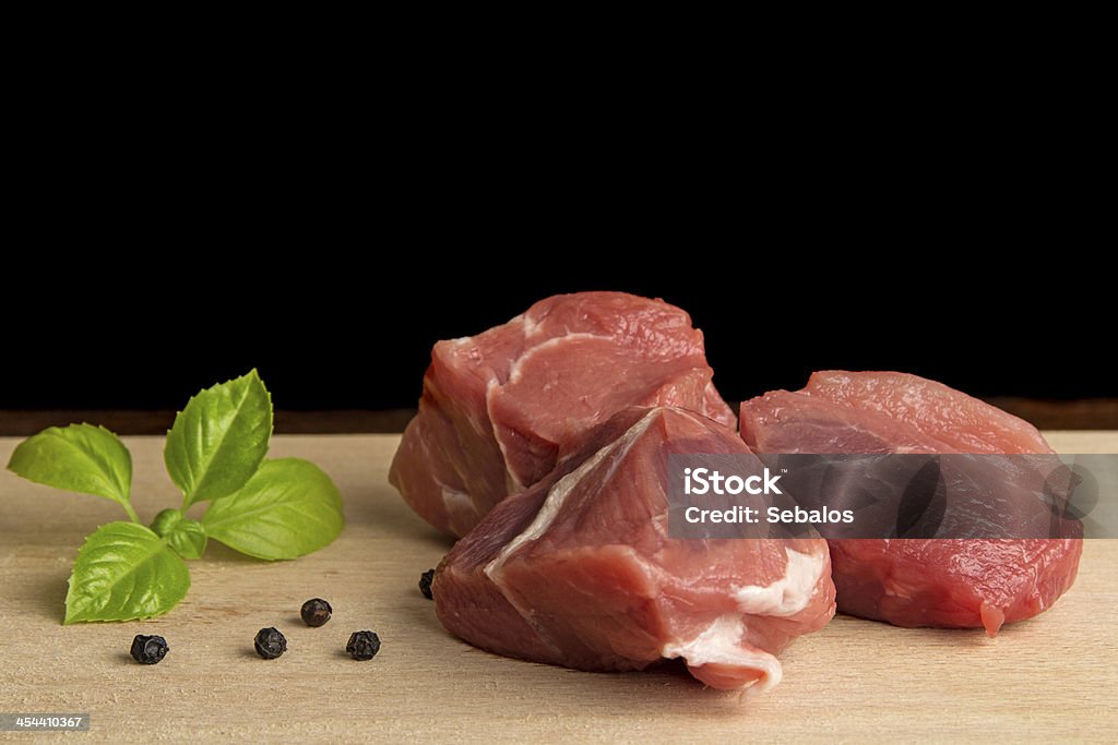 Свежее мясо свинины - Стоковые фото Базилик роялти-фри