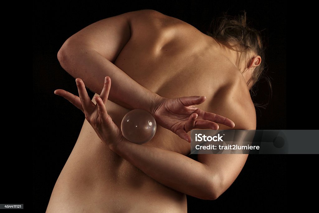 Do malabarista de pele brincando com uma bola de Tinta Acrílica em suas costas - Royalty-free Adulto Foto de stock