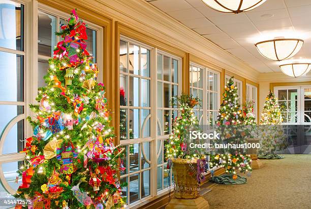 Árboles De Navidad Foto de stock y más banco de imágenes de Adorno de navidad - Adorno de navidad, Arquitectura, Artesanía