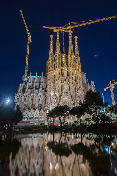 バルセロナ月の輝く星空をサグラダ famila ガウディ大聖堂スペイン - sagrada famila ストックフォトと画像