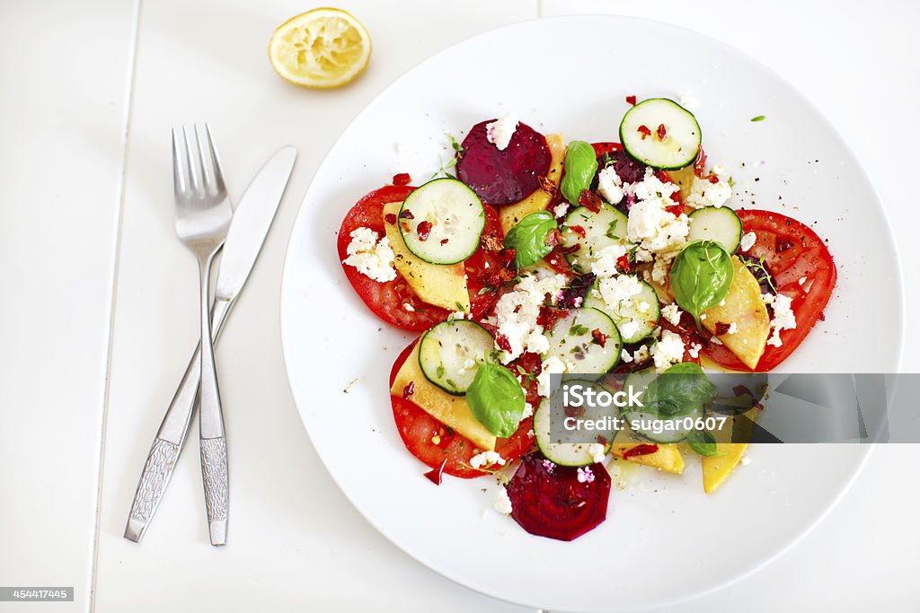 Verão salada de manga, tomate, pepino, beterraba e queijo feta - Foto de stock de Cozinha royalty-free