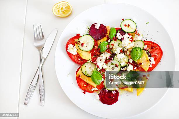 Foto de Verão Salada De Manga Tomate Pepino Beterraba E Queijo Feta e mais fotos de stock de Cozinha