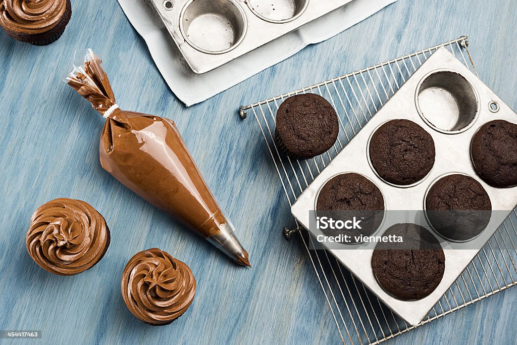 Decorando Cupcakes de Chocolate com glacê - Foto de stock de Saco de Glacê royalty-free