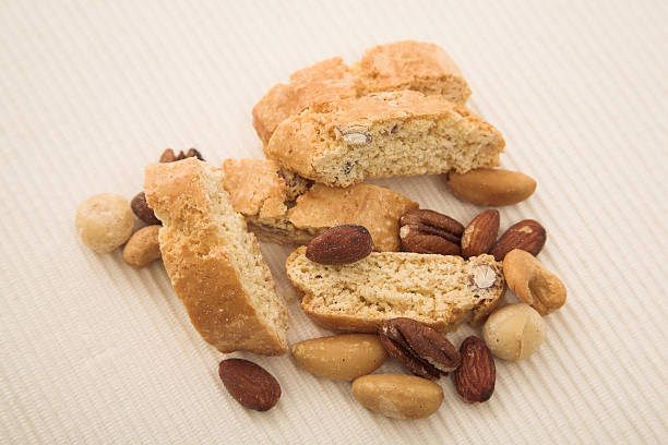 biscoito de amêndoas com nozes torradas - cake afternoon tea italian culture biscotti - fotografias e filmes do acervo