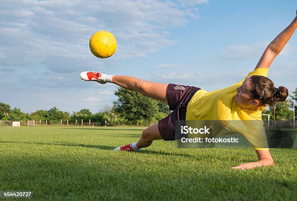 Foto de Garota Chute A Bola De Futebol e mais fotos de stock de Futebol feminino - Futebol feminino, Futebol, Adolescentes Meninas