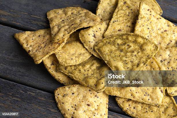 Pila De Maíz Y Papas Fritas Foto de stock y más banco de imágenes de Patatas fritas de churrería - Patatas fritas de churrería, Quinua, Tortilla Chip