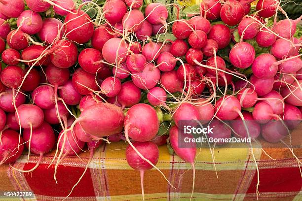 Zbliżenie Czerwone Rzodkiewki Organicznych W Farmers Market - zdjęcia stockowe i więcej obrazów Bez ludzi