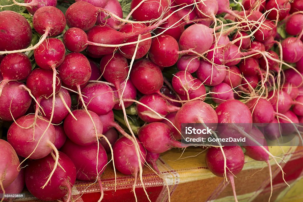 Close-up de Red orgânica rabanete no Farmer's Market - Foto de stock de Agricultura royalty-free