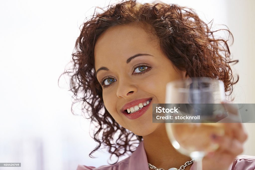 Bella giovane donna sorridente brindando con vino e - Foto stock royalty-free di 20-24 anni