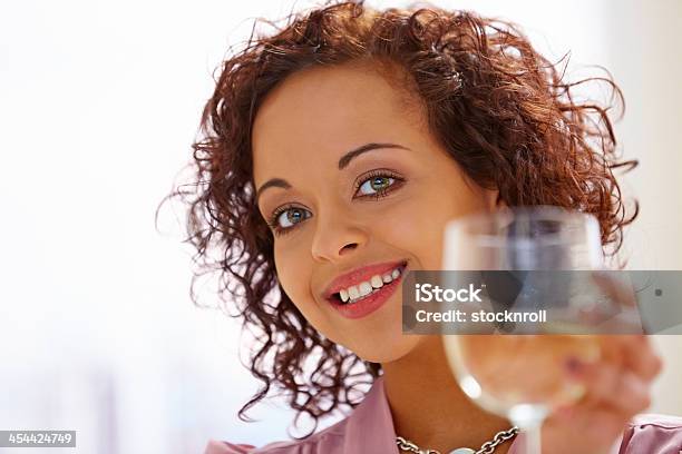 美しい若い女性のワインと笑顔の乾杯 - 1人のストックフォトや画像を多数ご用意 - 1人, 20-24歳, 20代