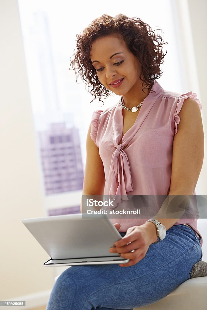 Atraente Jovem mulher trabalhando em um laptop-interior - Foto de stock de 20 Anos royalty-free