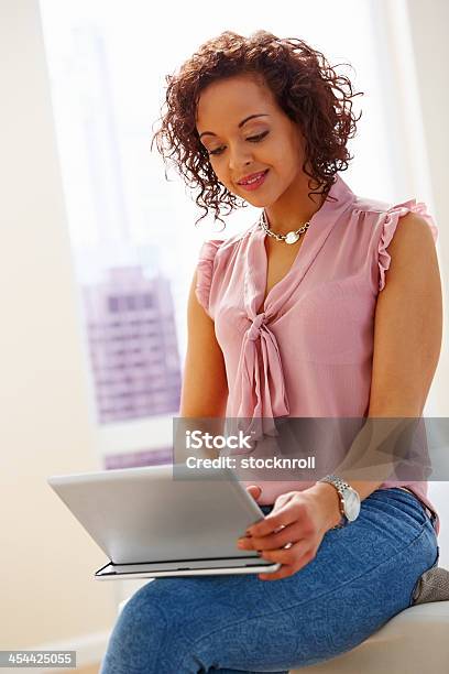 Foto de Atraente Jovem Mulher Trabalhando Em Um Laptopinterior e mais fotos de stock de 20 Anos
