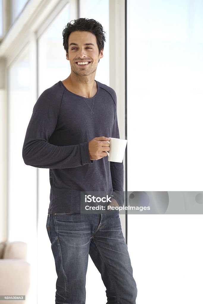 Profitant de sa tasse de café du matin - Photo de 25-29 ans libre de droits