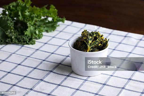 Tigela De Couve Fritas Na Cozinha Cozinha - Fotografias de stock e mais imagens de Couve - Couve, Agricultura, Agricultura biodinâmica