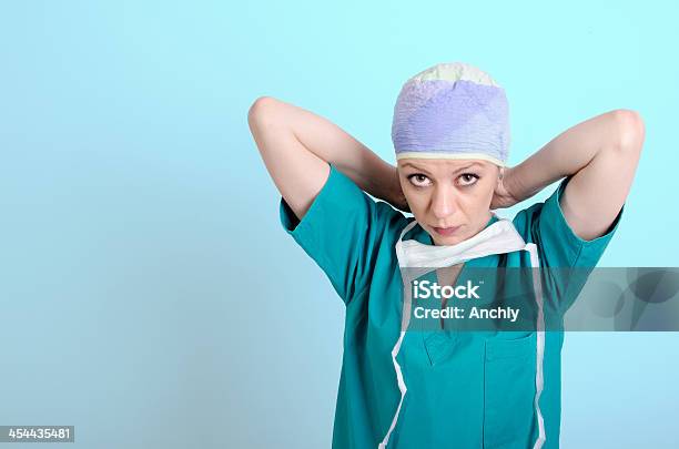 Cirurgião Amarrar Máscara Para Cabeça - Fotografias de stock e mais imagens de Adulto - Adulto, Cirurgião, Cuidados de Saúde e Medicina