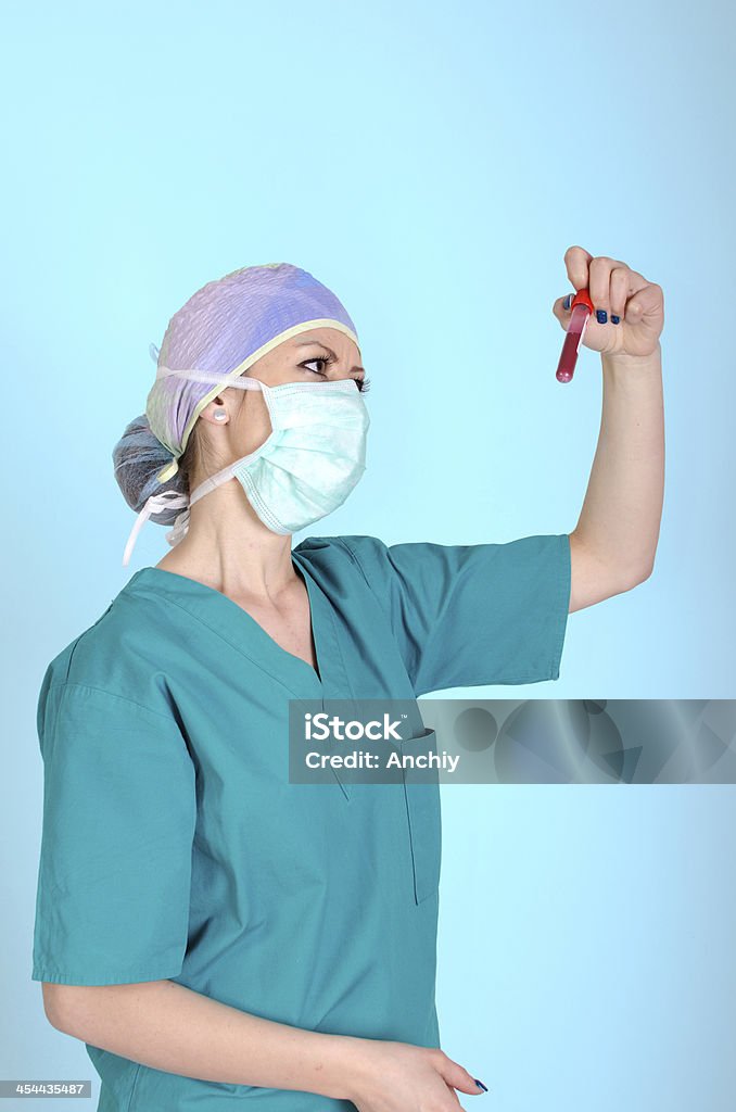 Medical &, campione di sangue per la ricerca - Foto stock royalty-free di Abbigliamento