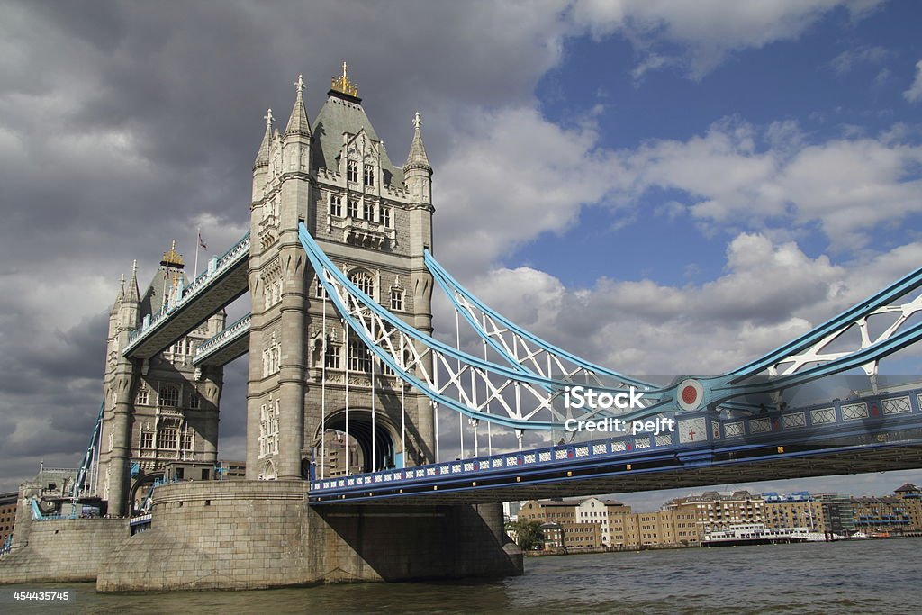 Des nuages sombres sur Tower Bridge, Londres - Photo de Angleterre libre de droits