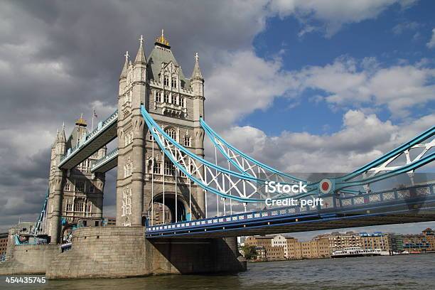 Photo libre de droit de Des Nuages Sombres Sur Tower Bridge Londres banque d'images et plus d'images libres de droit de Angleterre - Angleterre, Culture anglaise, Culture britannique