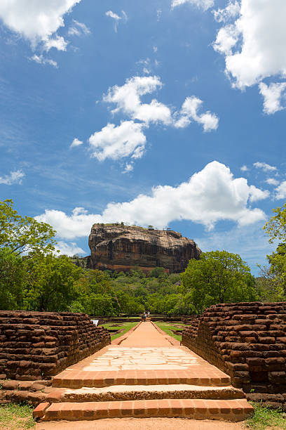 roccia di sigiriya - buddhism sigiriya old famous place foto e immagini stock