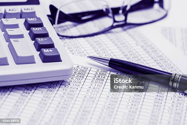 Cyfry I Finanse - zdjęcia stockowe i więcej obrazów Analizować - Analizować, Biuro, Biznes