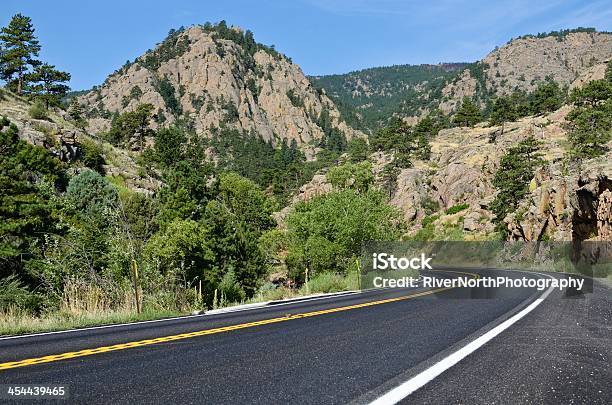 Na Estrada No Colorado - Fotografias de stock e mais imagens de A caminho - A caminho, Alfalto, Ao Ar Livre